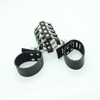 OHMAMA FETISH - PENISKÄFIG MIT METALLRINGEN UND LEDERRIEMEN